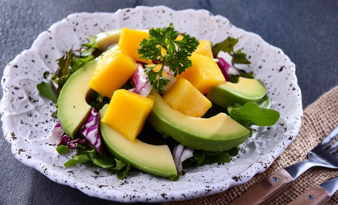 Frescura en cada bocado: Ensalada tropical con mango, aguacate y menta