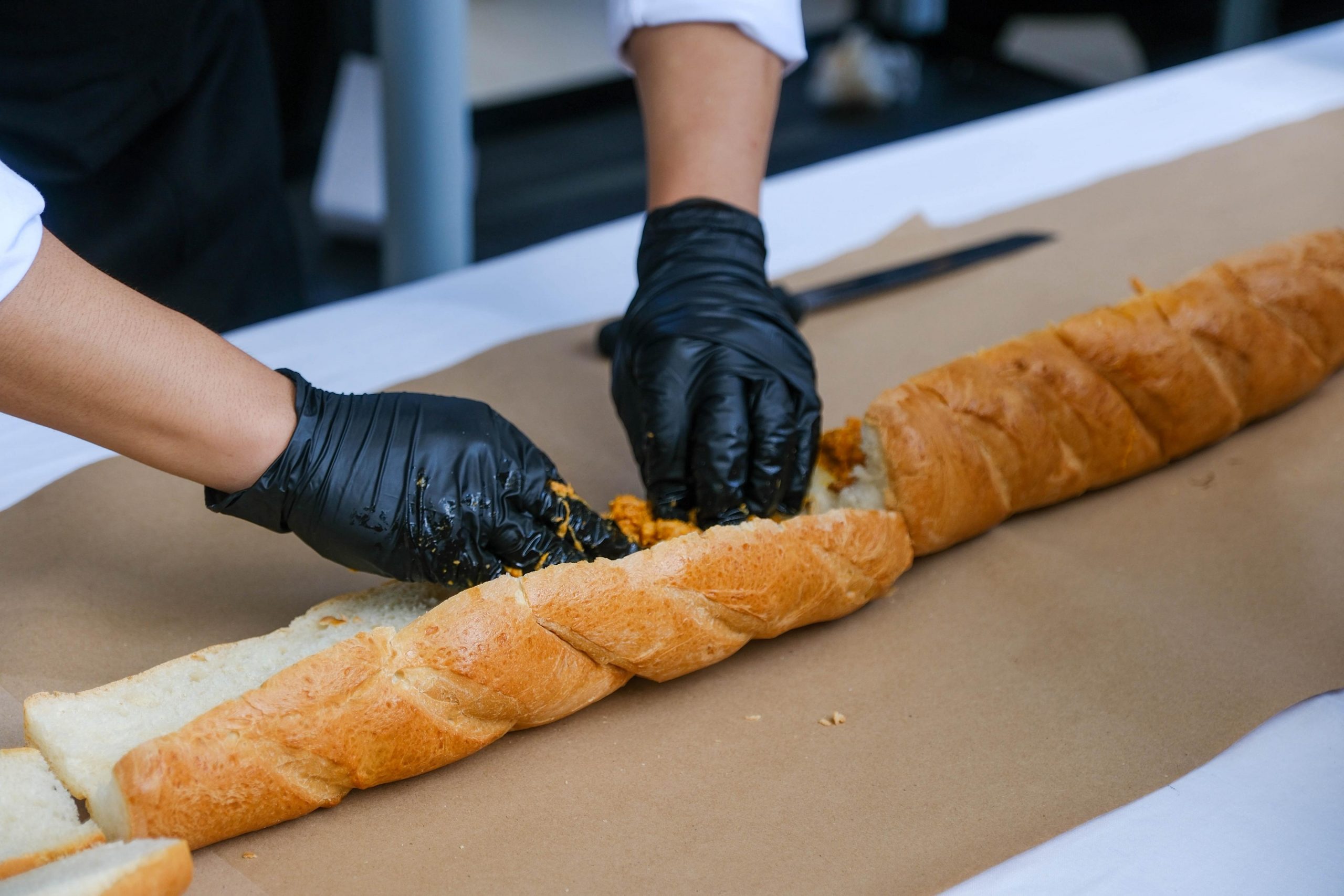 Celebra Mara Lezama en Cancún la elaboración de la torta de cochinita más larga, en busca de récord Guinness