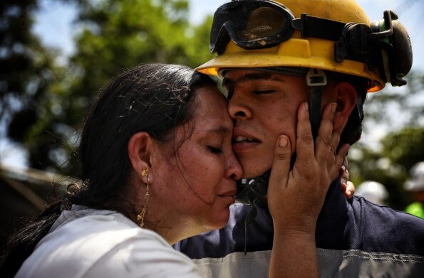Rescatan con vida a 23 trabajadores tras 43 horas atrapados en mina de oro en Colombia