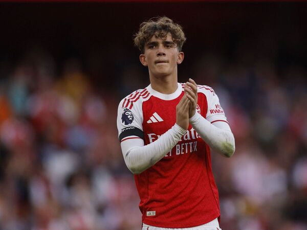 Jugador de 15 años del Arsenal tiene prohibido entrar al vestidor de su equipo