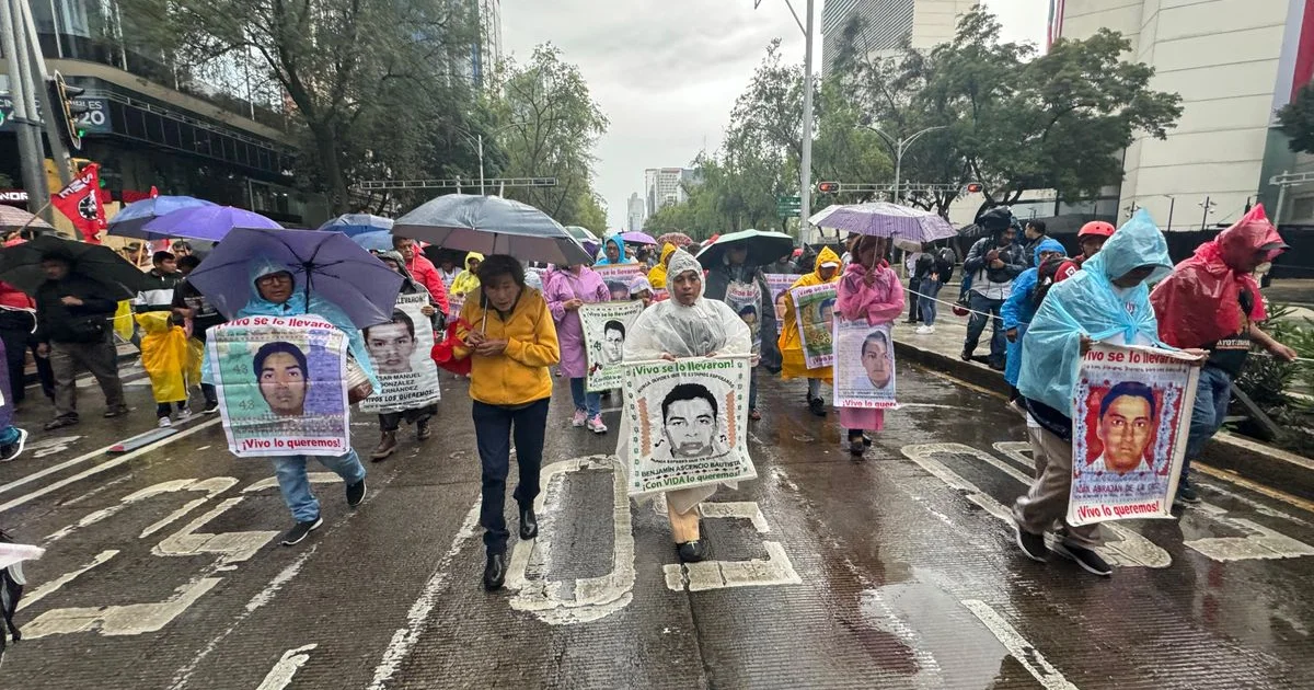 Marchan en CDMX por los 11 años del caso Ayotzinapa