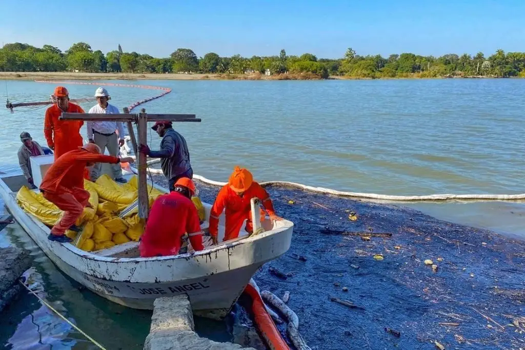 México trabaja en limpieza de río contaminado por derrame de hidrocarburo en Veracruz