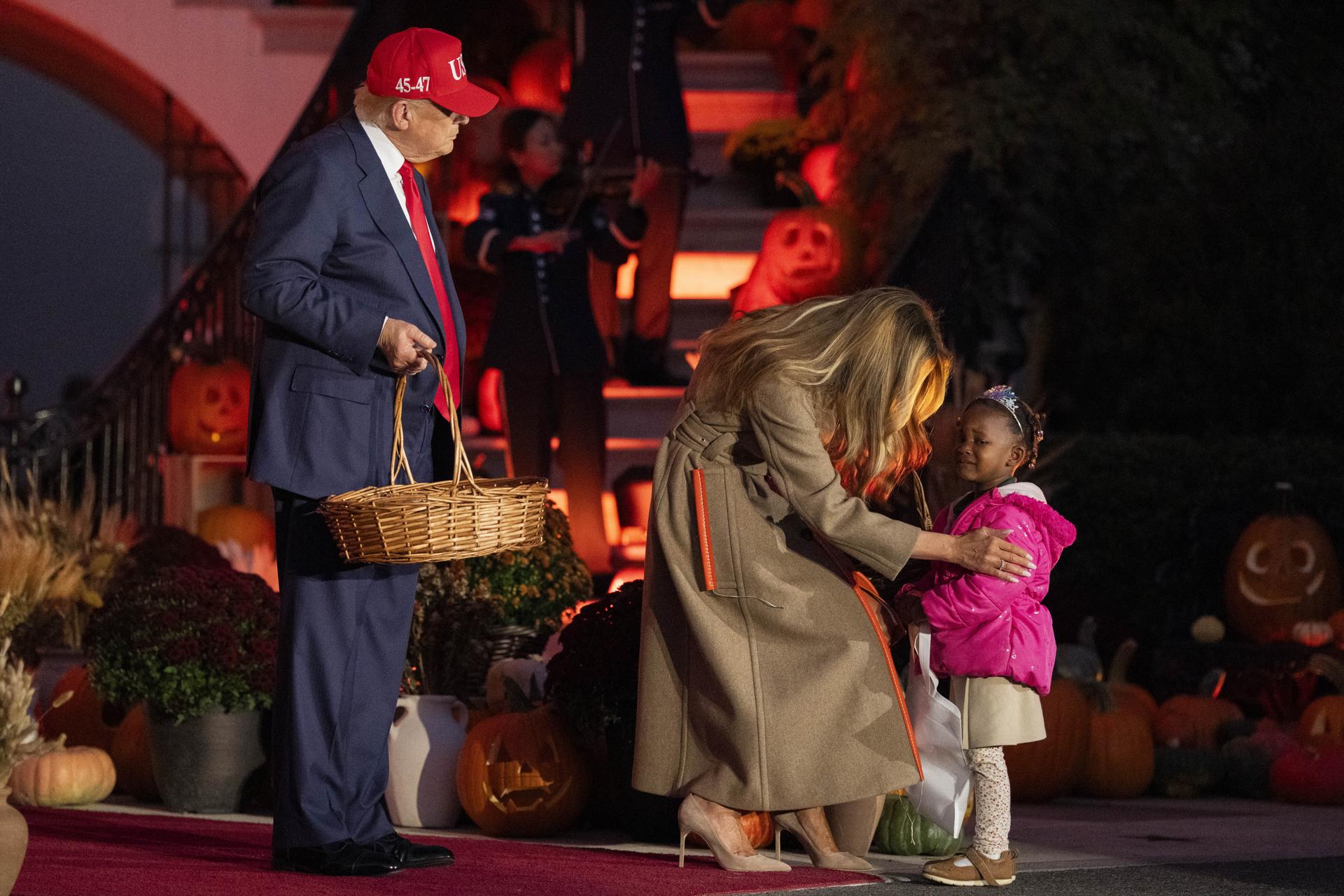 Trump y Melania entregan dulces a niños en la Casa Blanca