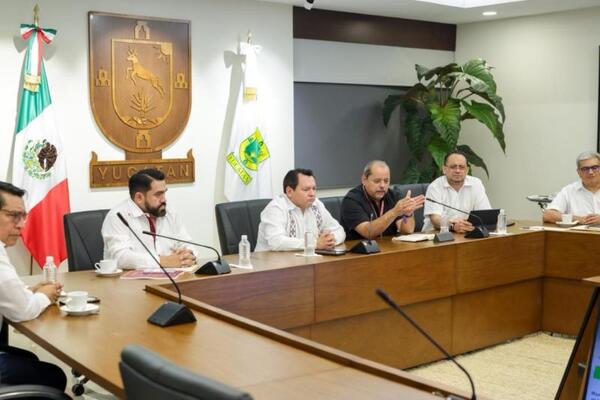 Gobernador Díaz Mena da seguimiento a temas del transporte público en reunión con la ATY