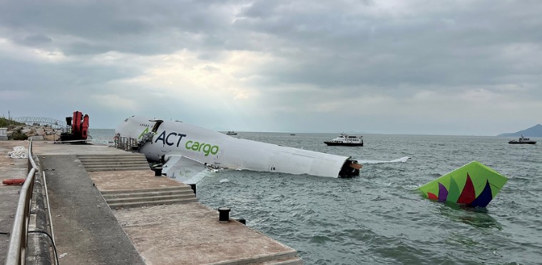 Accidente de avión en Hong Kong deja 2 operarios muertos