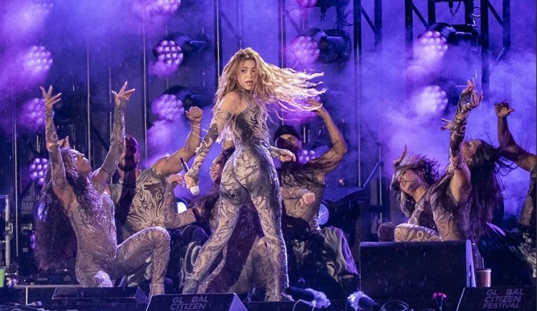 Shakira celebra su regreso a escenarios colombianos en su llegada a Cali