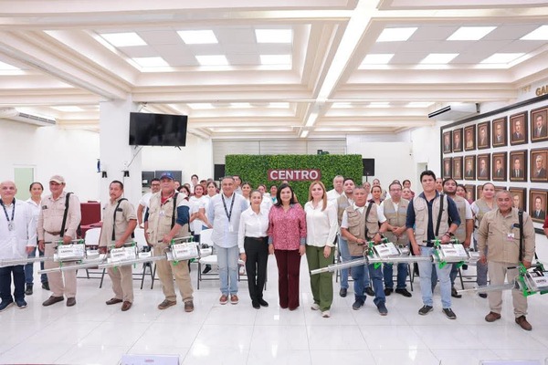 Dona Centro seis termonebulizadores a la Secretaría de Salud para reforzar fumigación contra el dengue