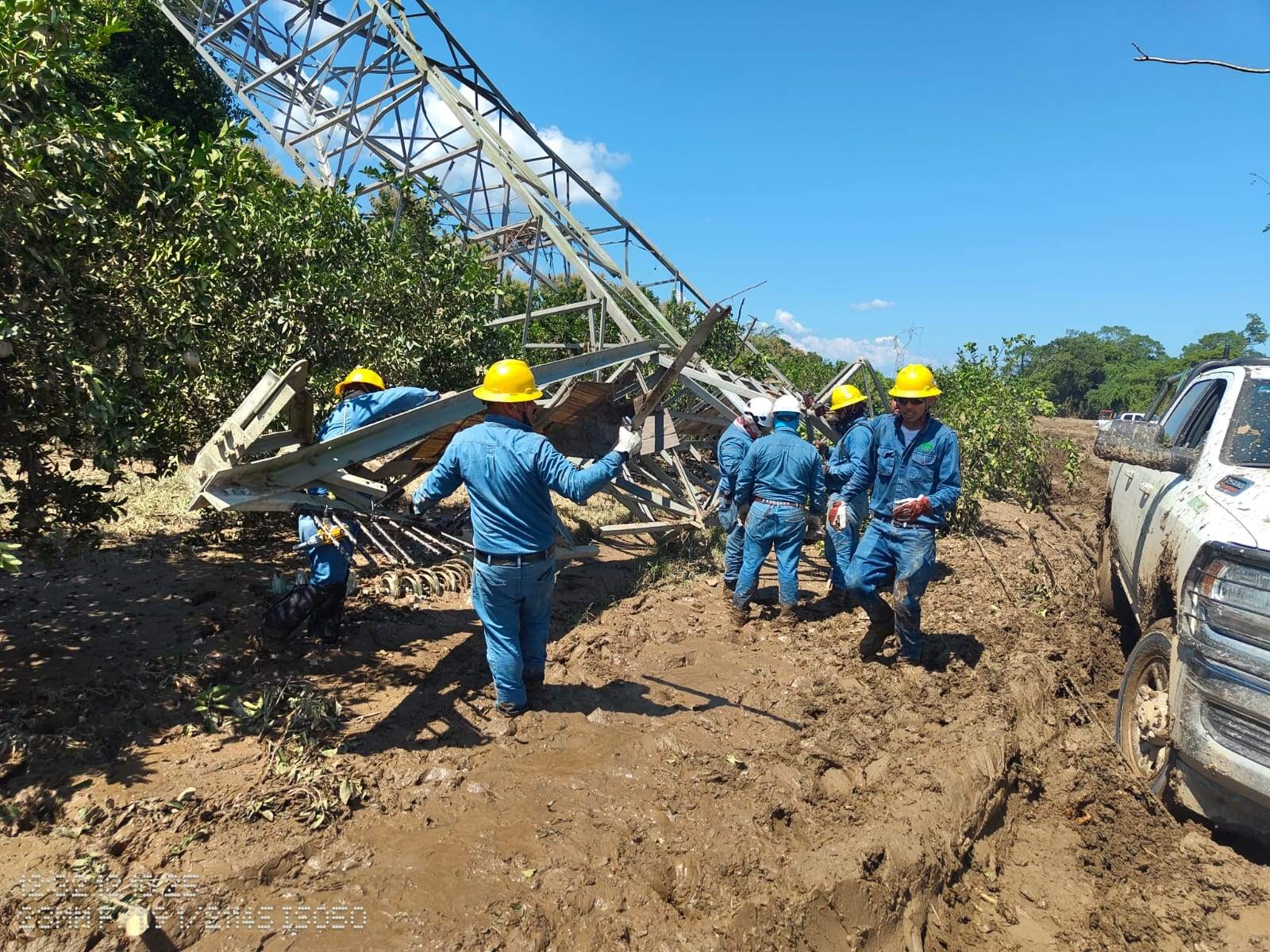CFE trabaja ininterrumpidamente en el restablecimiento eléctrico por fuertes lluvias en la región oriente del país