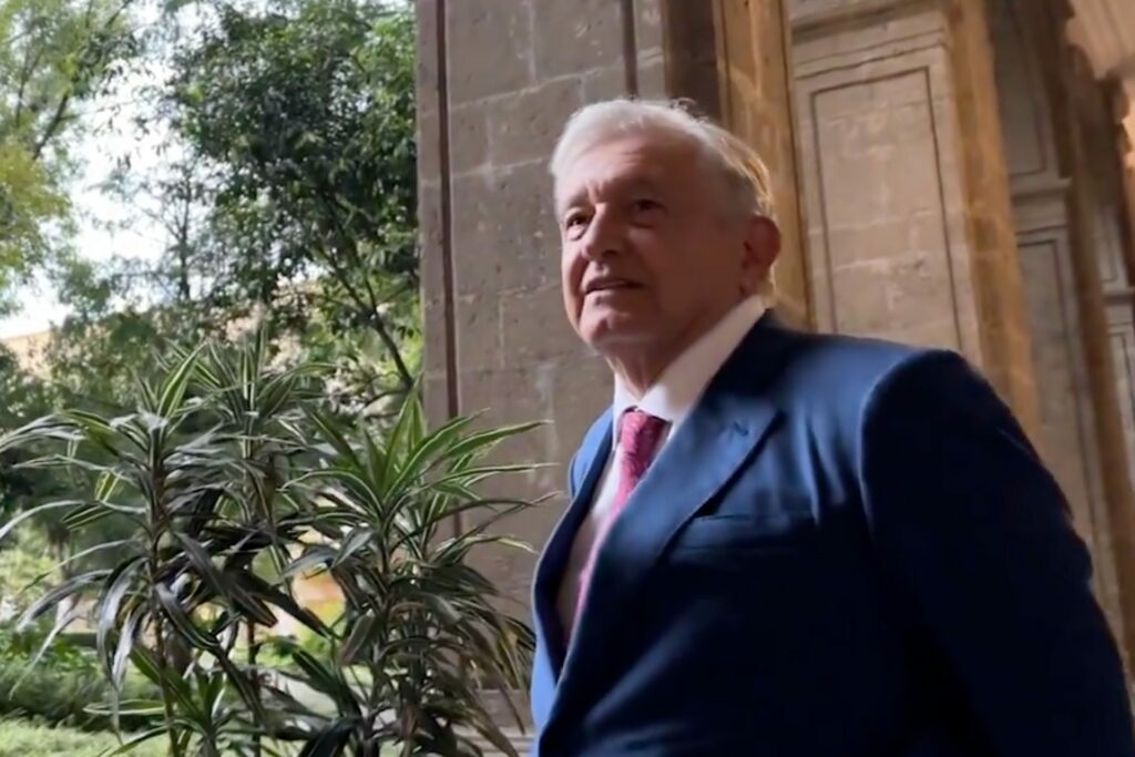 AMLO se hace presente en la FIL Zócalo