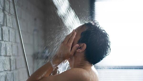 ¿Bañarse antes de dormir o al despertar?: qué hábito es mejor para la salud y el descanso