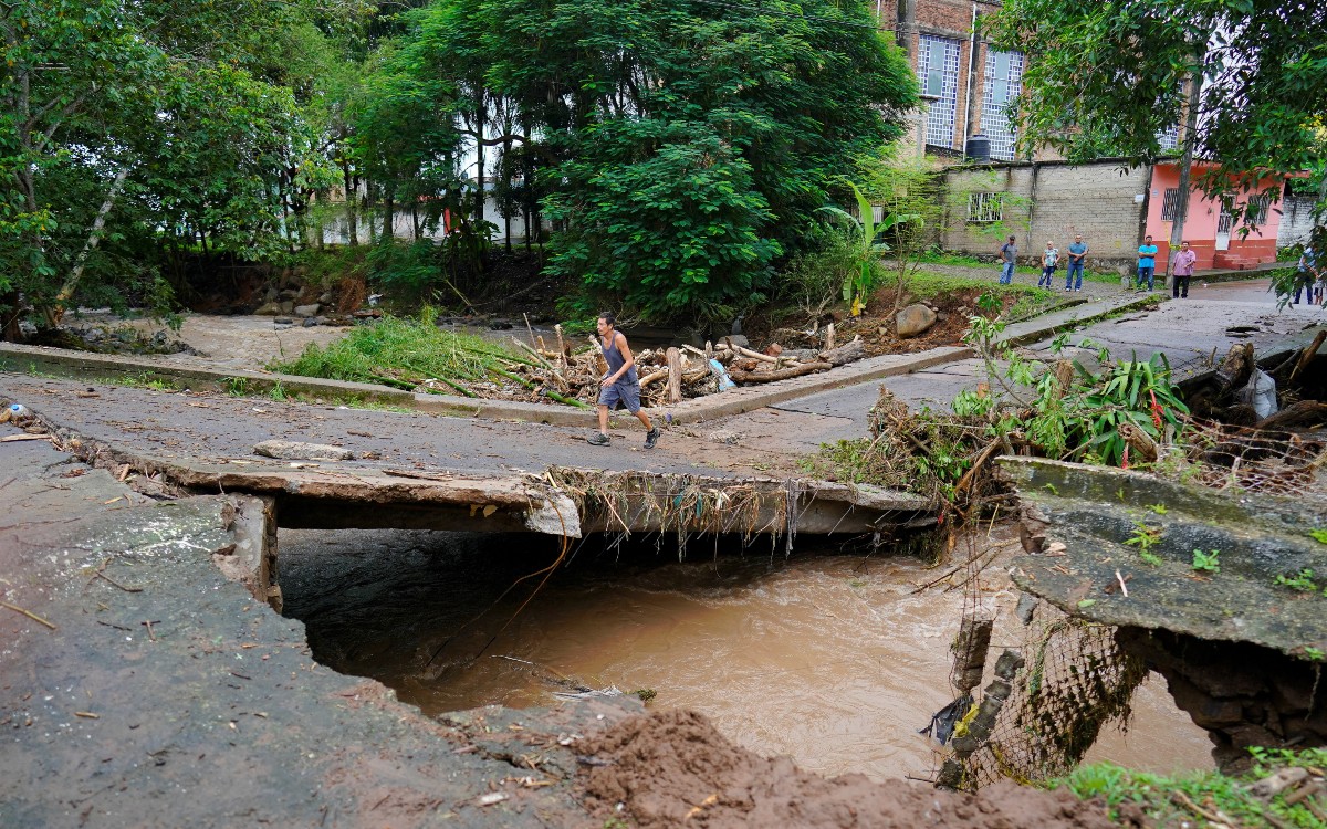 SICT registra más de 300 localidades incomunicadas tras las lluvias