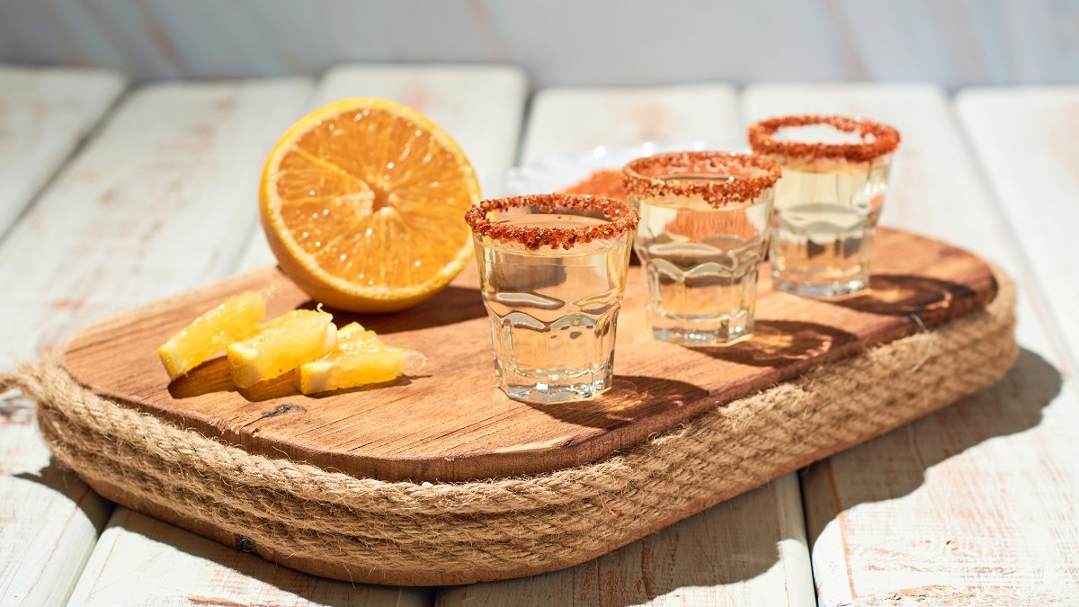 Reutilizan veladoras para disfrutar el mezcal en Oaxaca