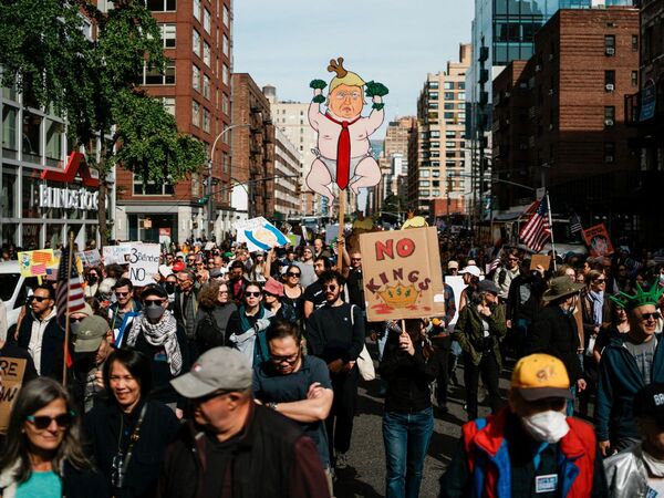 Miles de personas en todo EE.UU. protestan contra Trump: ‘No queremos Reyes’