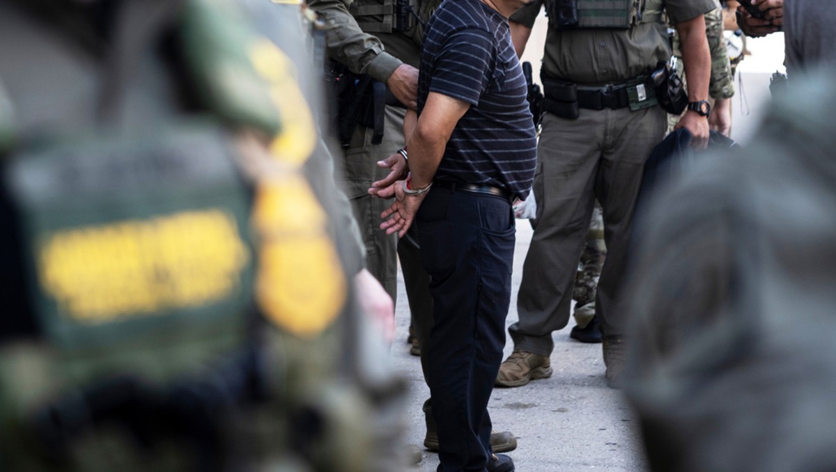 Redadas de ICE llegan a barrios mexicanos de Chicago en medio del repudio del arzobispo