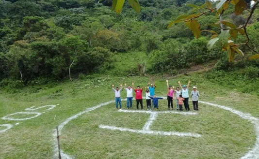 Pobladores pintan SOS para pedir ayuda en Hidalgo