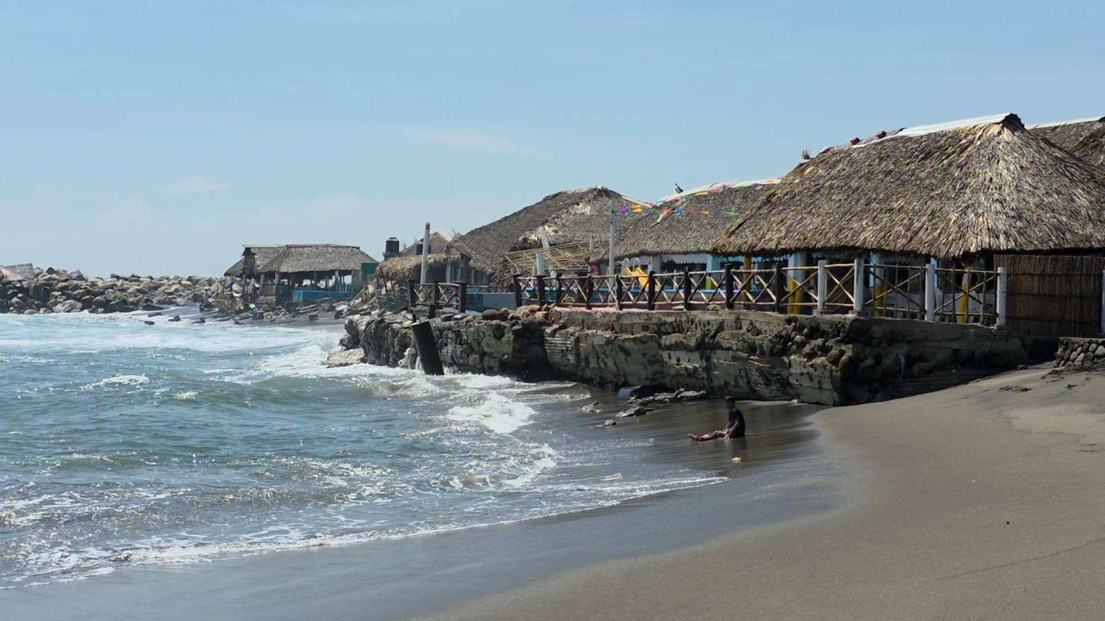 Fuerte oleaje alerta a autoridades en playas de Chiapas