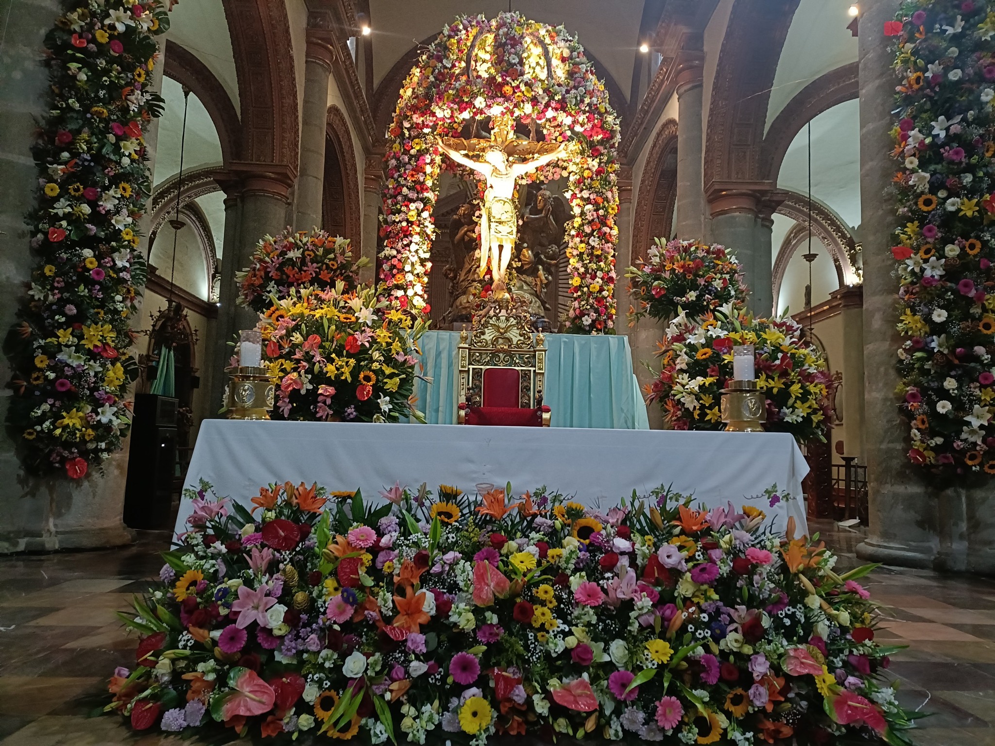 Engalana la Catedral de Oaxaca su altar para la Festividad del Señor del Rayo 2025