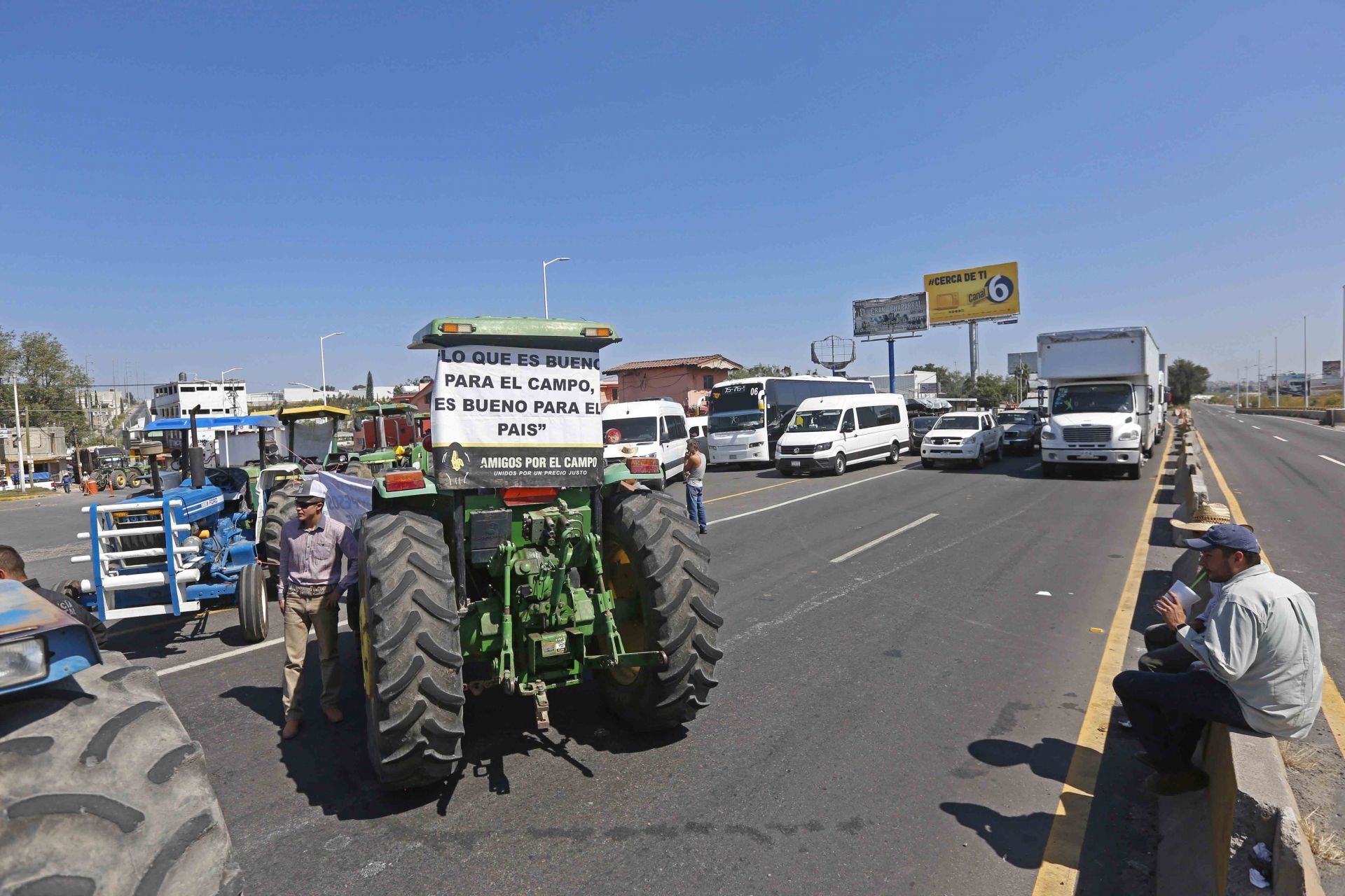 Persisten bloqueos de agricultores en seis tramos carreteros tras casi una semana
