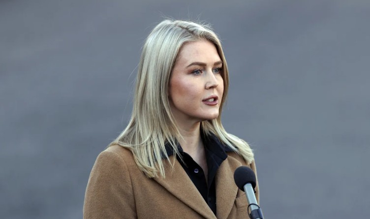 ICE detiene a una mujer con conexión familiar con la portavoz de la Casa Blanca