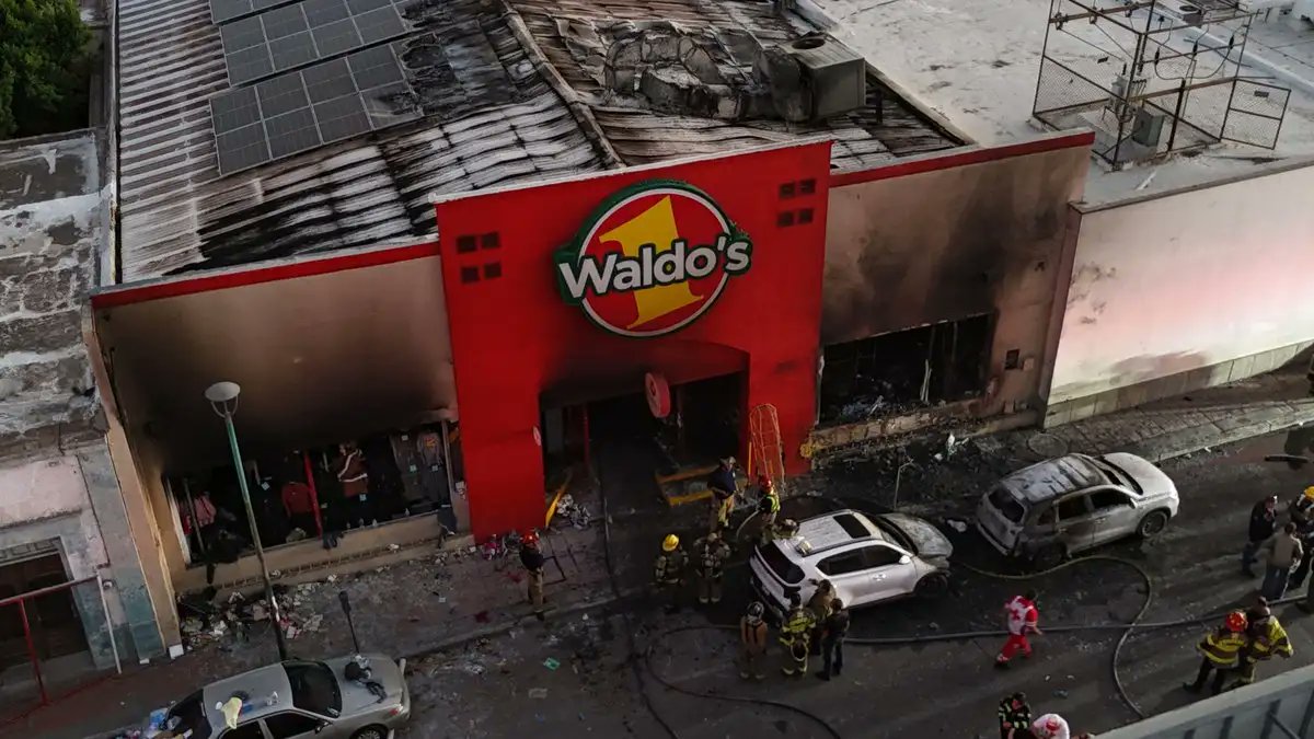 Explosión en tienda Waldo’s de Hermosillo provoca cierre estatal de 68 locales