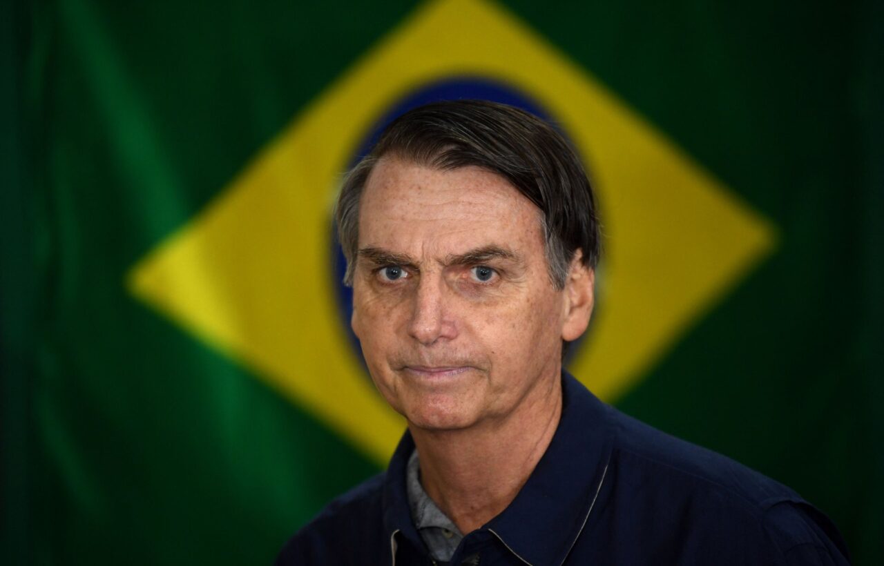 Bolsonaro intentó romper su tobillera electrónica para fugarse, según el Supremo