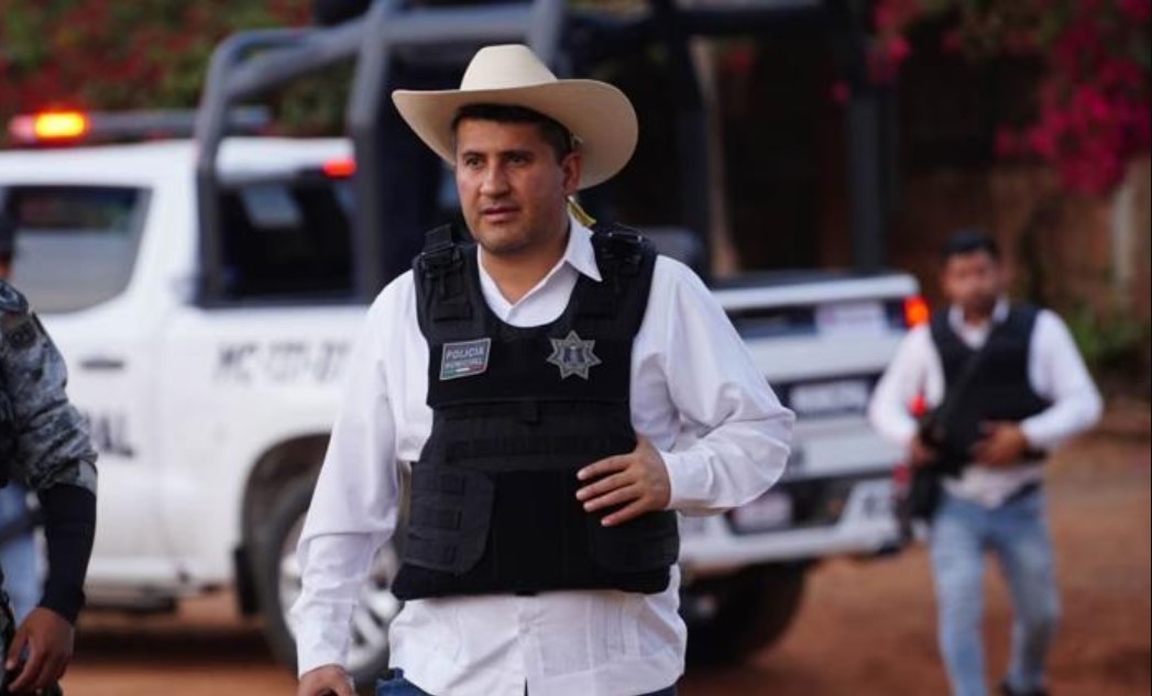 Un ex escolta de Carlos Manzo está prófugo: Gobierno de Michoacán