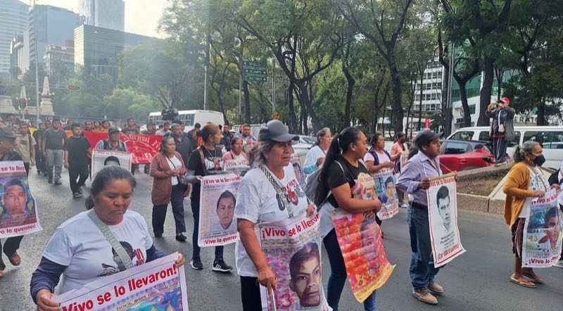 Familiares y amigos marchan por los 43 desaparecidos de Ayotzinapa en CDMX
