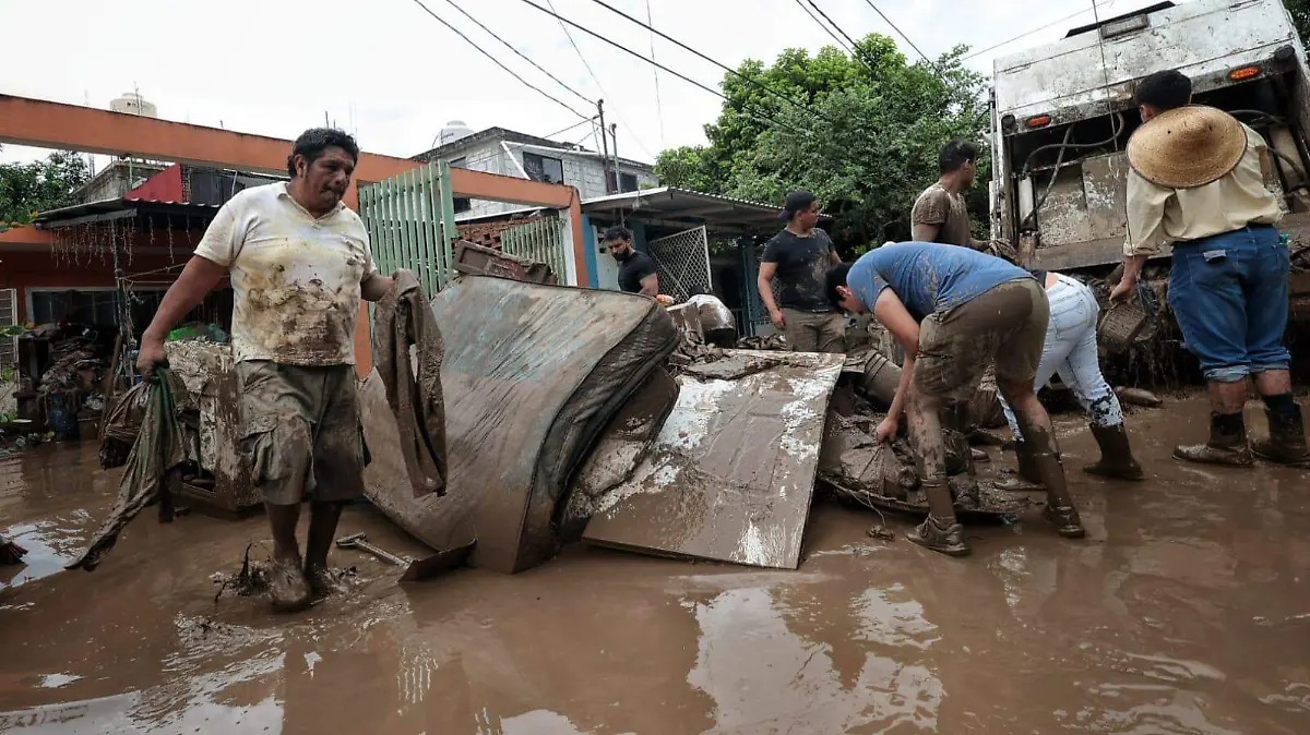 Exentan impuestos a habitantes de 11 municipios afectados por lluvias en Veracruz