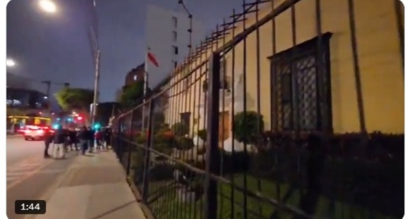 Policías resguardan la embajada de México en Perú tras nueva tensión diplomática