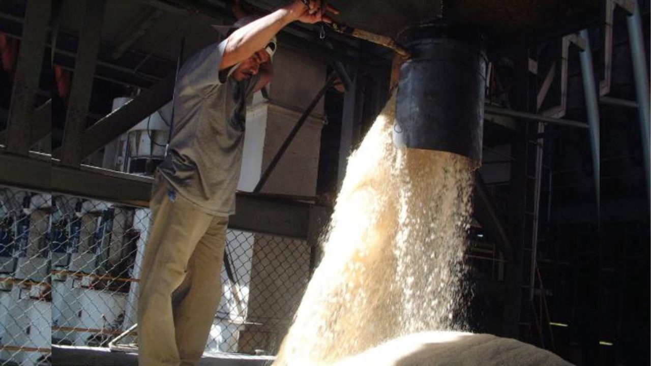 México impone arancel de entre 156 y 210% a las importaciones de azúcar