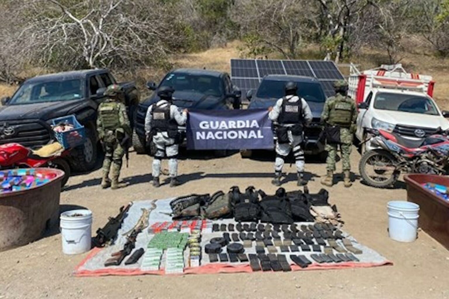 Decomisan arsenal y 330 kilogramos de droga sintética en Huetamo, Michoacán