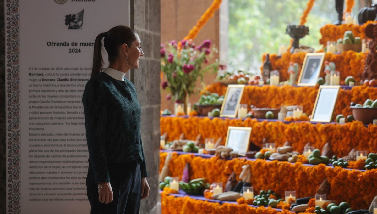Sheinbaum celebra Día de Muertos con ofrenda en Palacio Nacional a “nuestras ancestras”