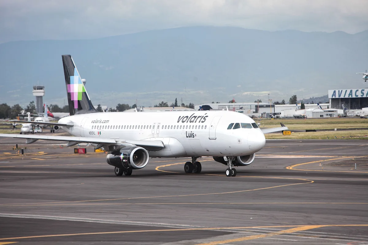 Pilotos mexicanos acusan que permiso a pilotos extranjeros en Volaris es inconstitucional