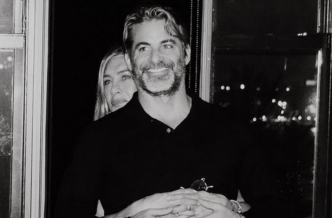 Jennifer Aniston confirma su relación con el hipnoterapeuta Jim Curtis y publica fotografía