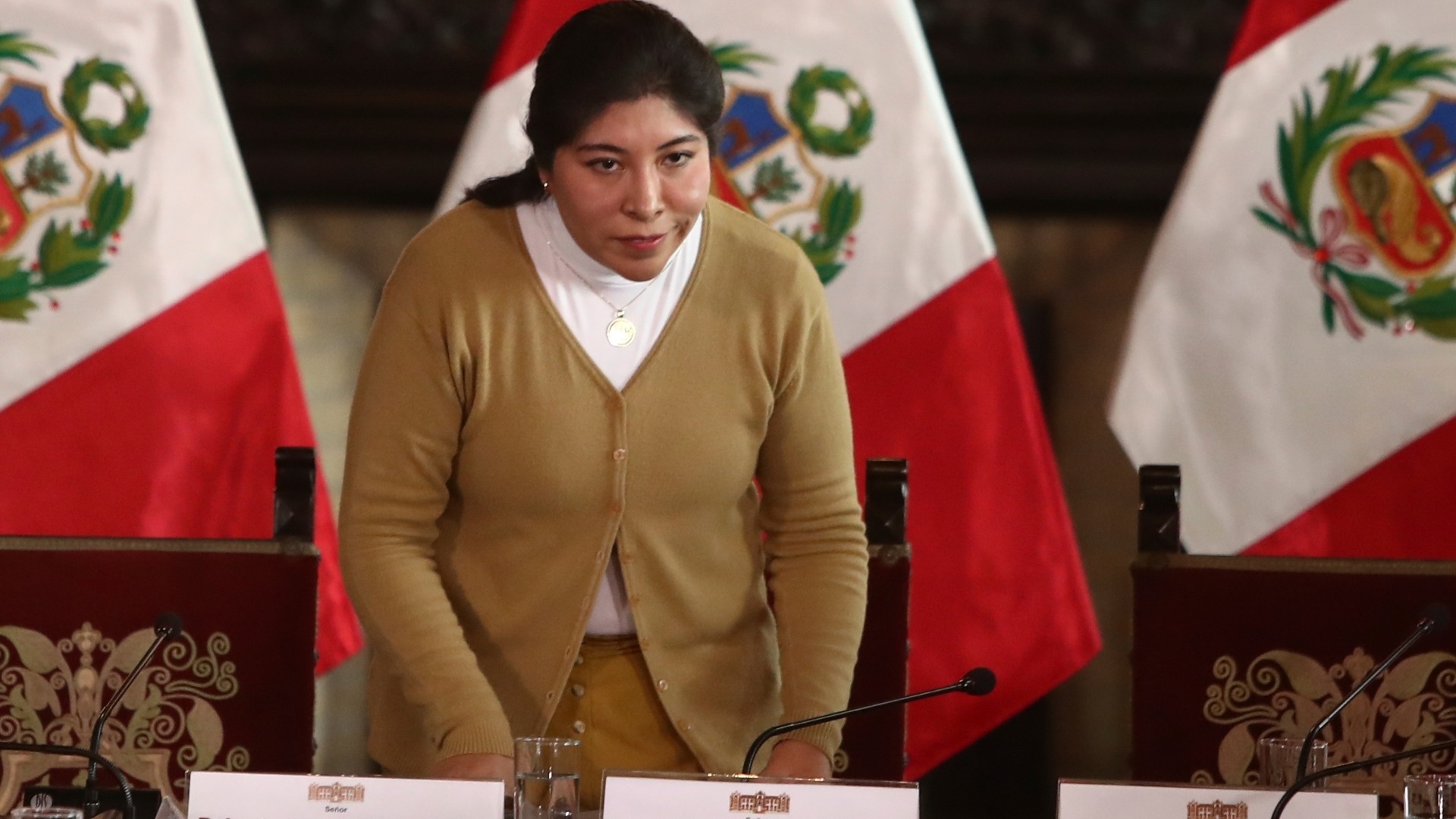 Juez ordena capturar y encarcelar a la exministra peruana asilada en la embajada de México