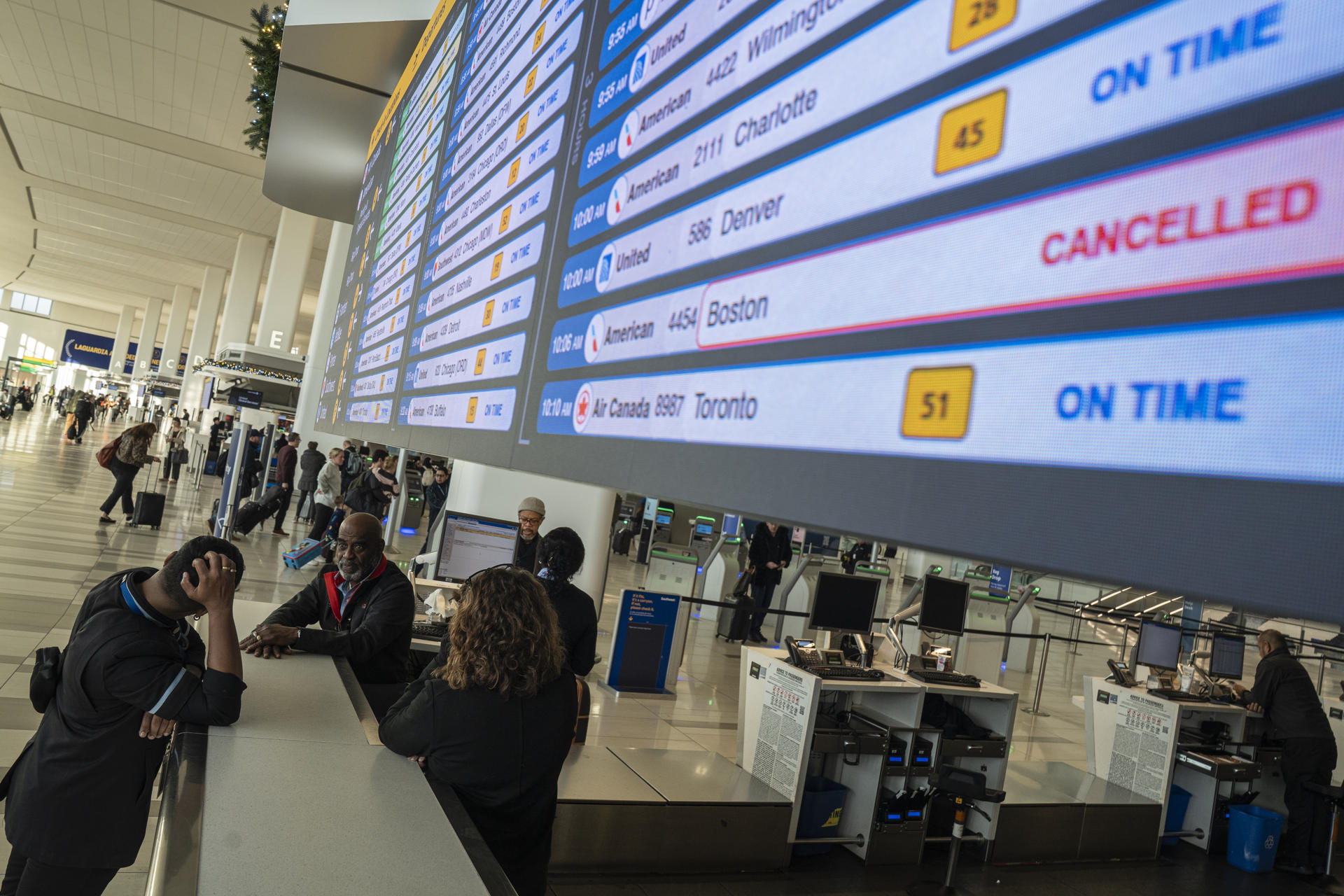 Más de 800 vuelos cancelados en EE.UU. en “inédita” reducción de tráfico por cierre de Gobierno