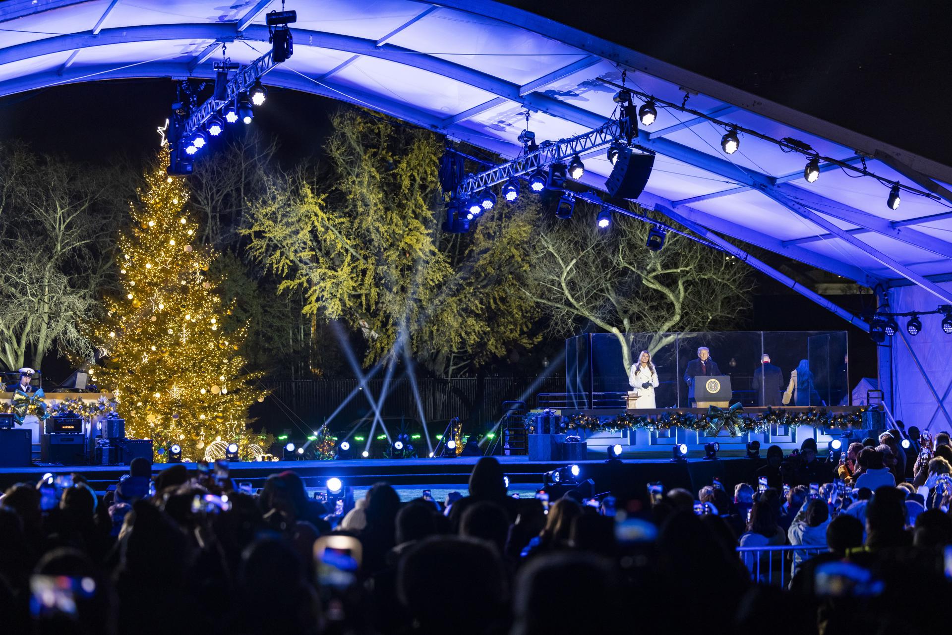 Trump y la primera dama encienden el árbol de Navidad de la Casa Blanca