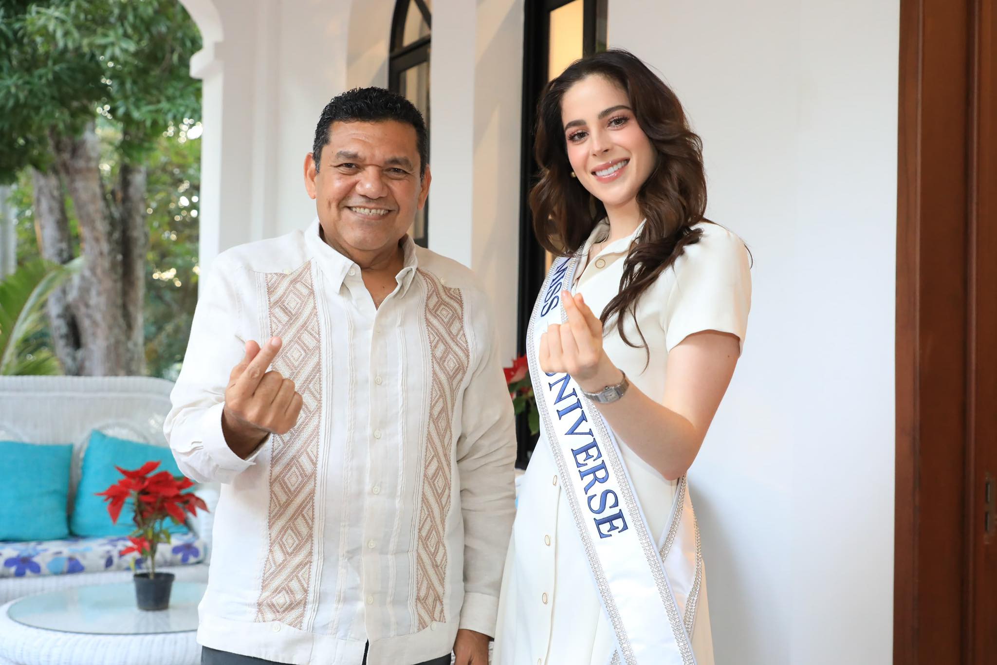 Miss Universe 2025 se reúne con el gobernador de Tabasco, Javier May