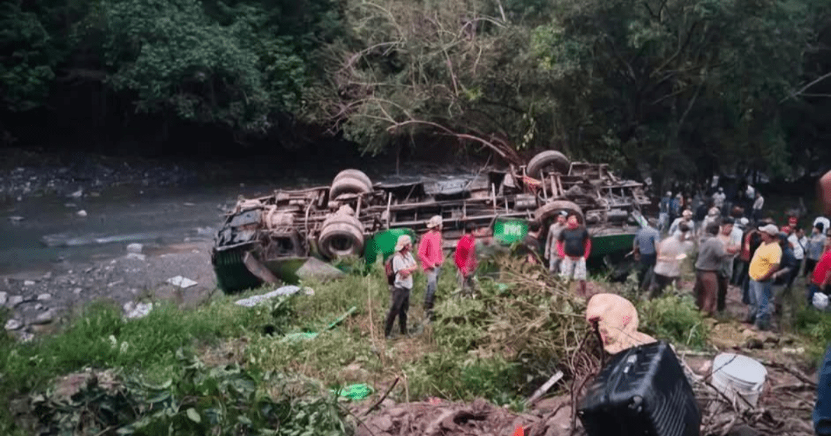 Al menos ocho fallecidos deja la volcadura de un autobús en el estado mexicano de Veracruz