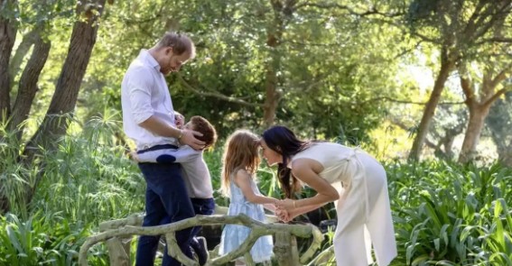 Meghan y Harry sorprenden con una tierna foto navideña junto a Archie y Lilibet