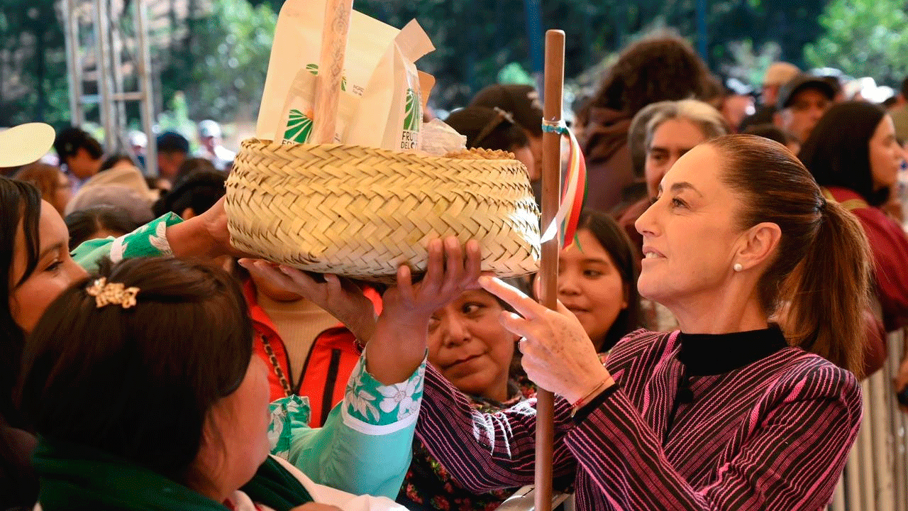 Claudia Sheinbaum firma restitución de tierras, inaugura centro libre para mujeres y conversa con jóvenes en gira por Chihuahua