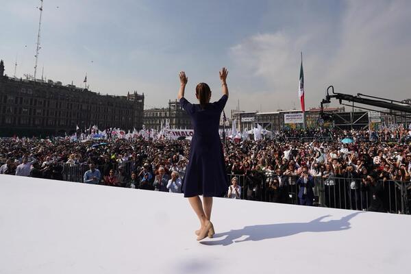 Claudia Sheinbaum celebra siete años de Transformación ante un Zócalo lleno