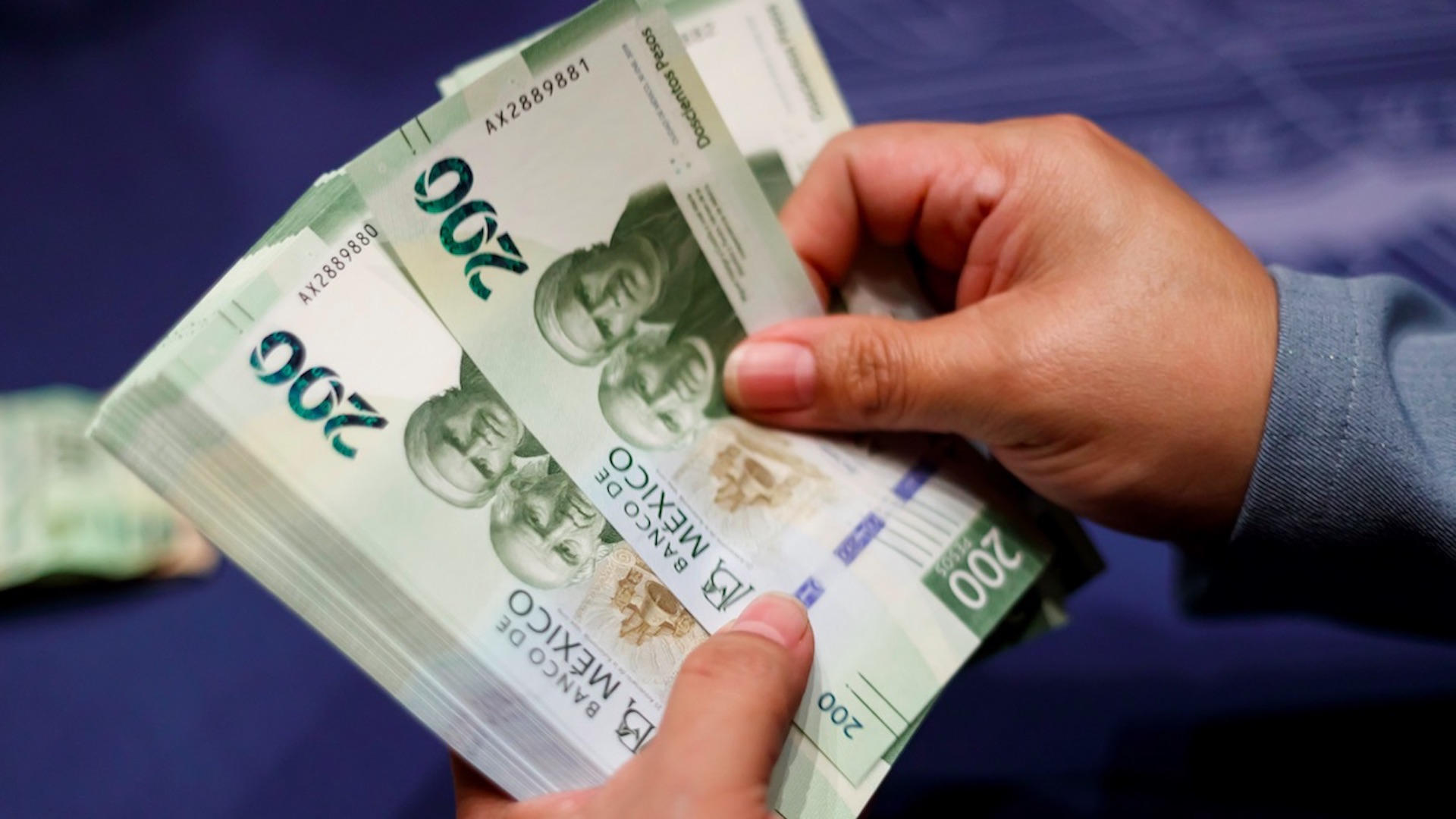 El peso mantiene racha positiva frente al dólar e hila cinco avances consecutivos
