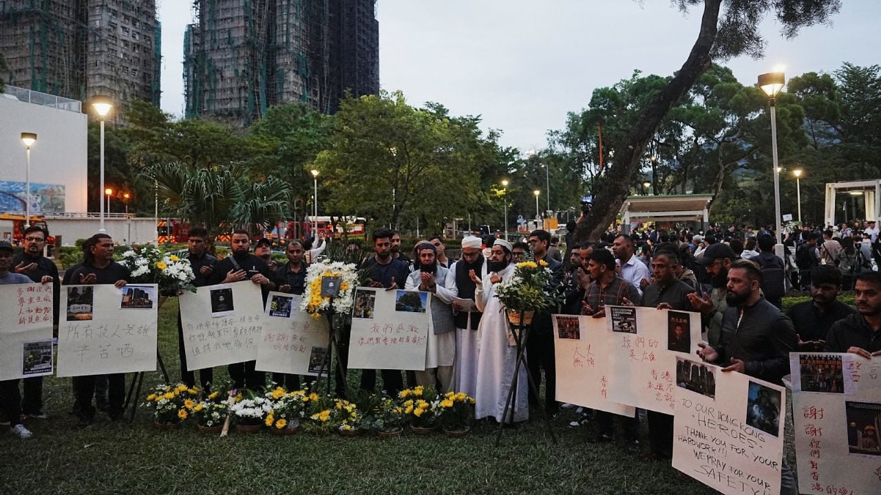 Despiden a las víctimas del incendio en Hong Kong y Pekín advierte contra protestas “antichina”