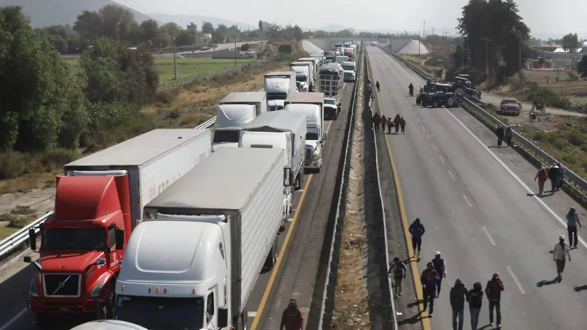 Asaltan autobús de pasajeros en inicio de vacaciones de diciembre: Atacantes dispararon dentro del camión