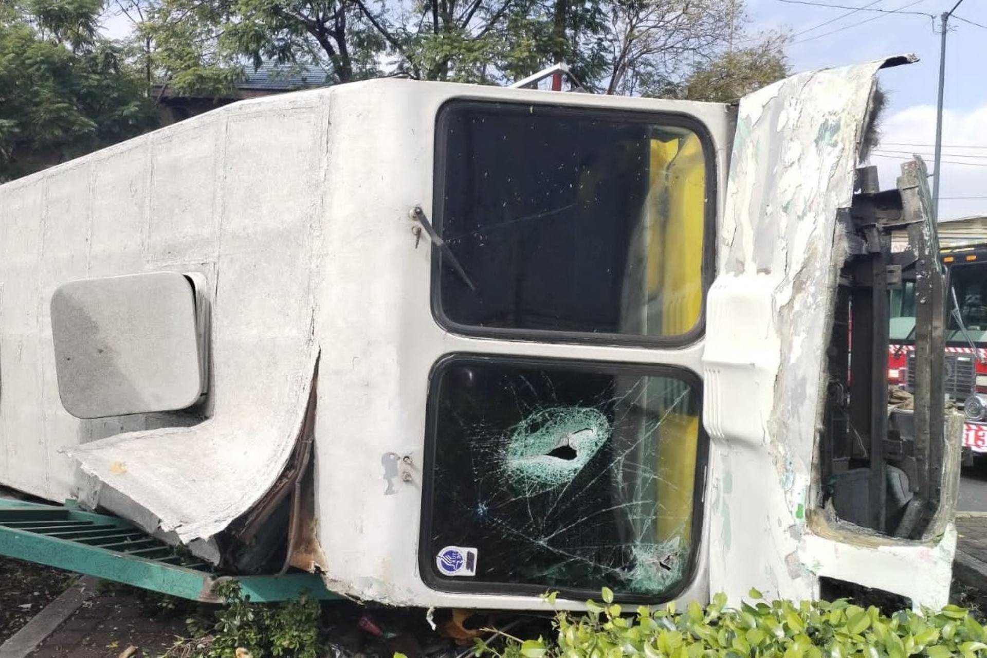 Aparatoso accidente microbús en Canal de Miramontes, CDMX