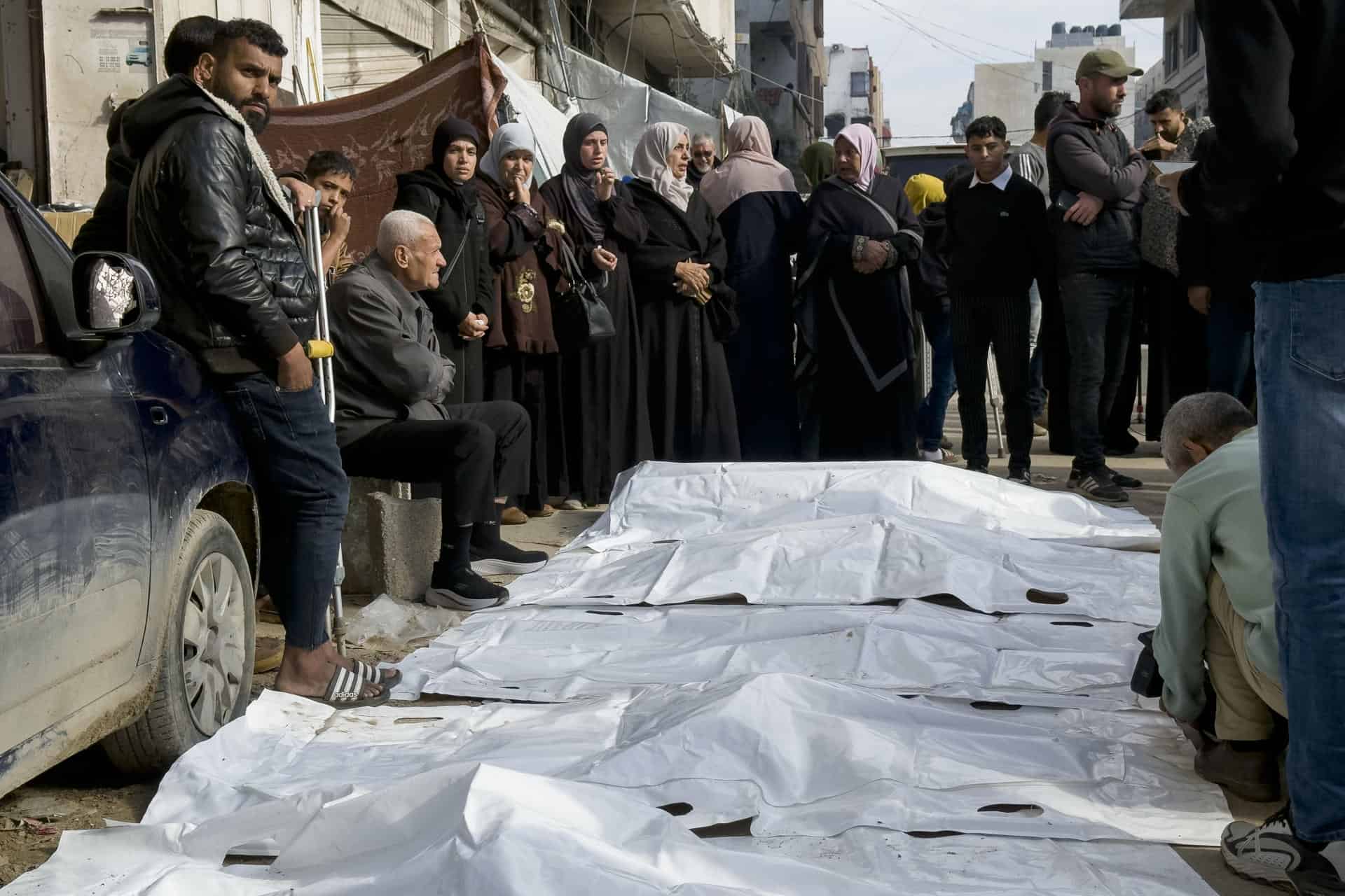 Rescatistas recuperan 77 cuerpos de una misma familia en la ciudad de Gaza