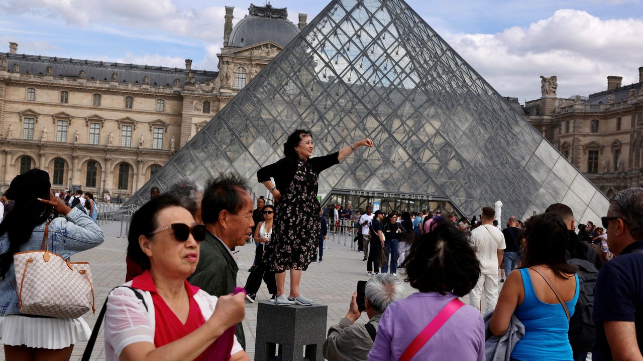 Empleados del Louvre irán a la huelga a partir del día 15 por el deterioro del museo