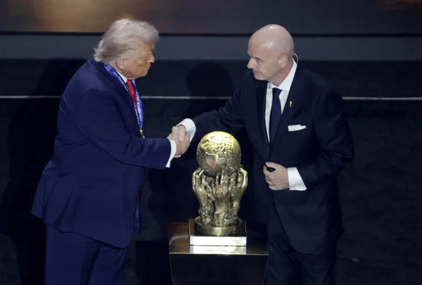Donald Trump recibe el primer premio FIFA de la Paz