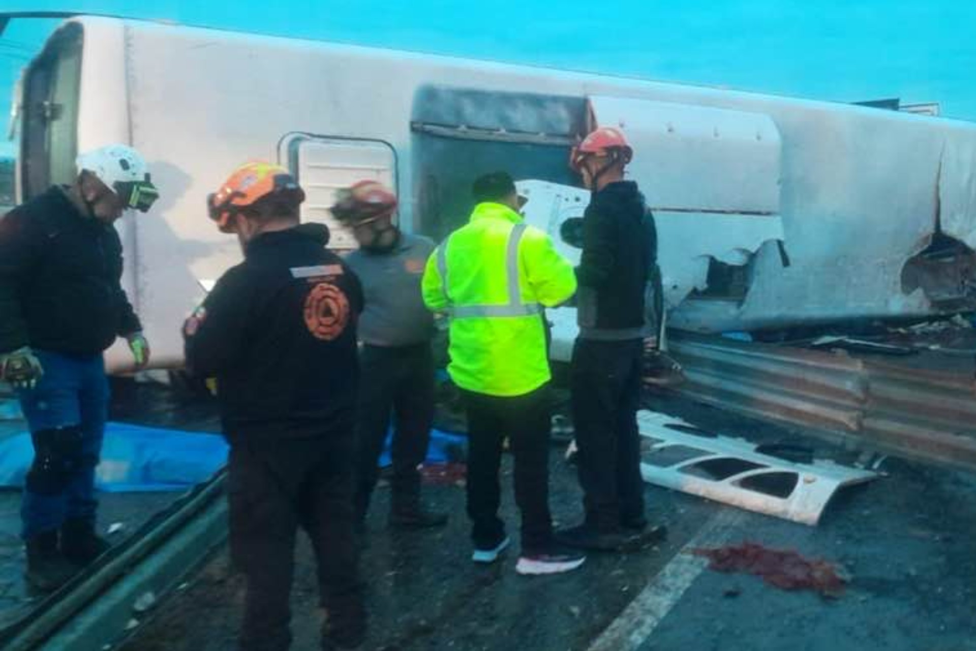 Volcadura de camión en carretera de Nuevo León deja ocho muertos